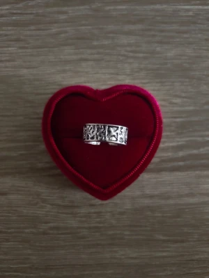 Silverfärgad ring med stjärnmönster - ring i storlek 16,9mm, silverfärgad. 