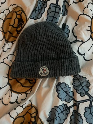 Moncler Mössa - Säljer en snygg moncler mössa, väldigt fint skick och inga defekter. Skriv vid frågor eller funderingar!