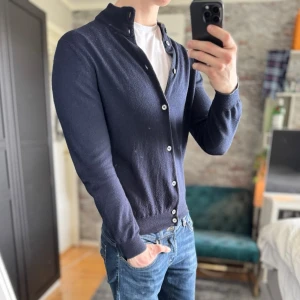 Gran sasso cardigan - Mycket bra skick, lite nopprig bara! Passar dig som är mellan 180-190cm ungefär. Storlek 52/L. Modellen är 185 cm, 75kg. Sänkta priser på köp av fler varor! Skriv för mer information🤝