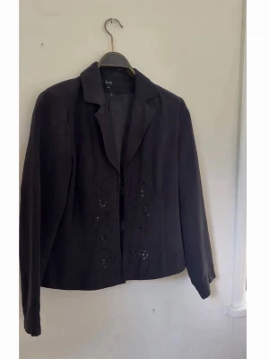 Moccakavaj med paljettbrodering - Världens snyggaste vintage kavaj drömmig till ett par cowboyboots! Blazer i fakemocca med broderier