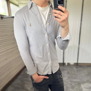 Ralph lauren skjorta - Mycket fint skick, defekt syns på bilden. Nypris ca 1000kr. Storlek S, passar dig som är 170-180cm ungefär. Skriv för mer information!🤝