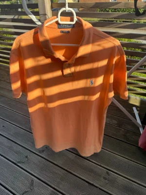 Ljusorange raulph lauren piké  - Tjena jag säljer en väldig stilren polo raulph lauren piké i en är en färg som passar väldigt bra nu till sommaren/om du har några frågor angående mått eller något annat ställ dom så får du ett svar😊
