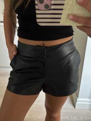 Svarta skinnshorts - Skinn shorts från Gina som aldrig används, storlek m men passar även S