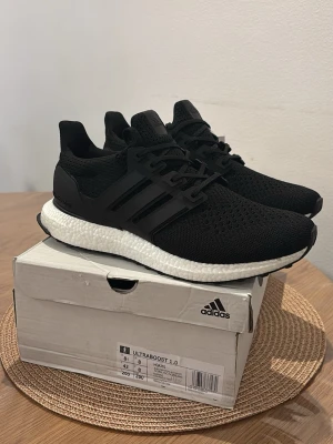 Adidas Ultraboost 1.0 - Adidas Ultraboost 1.0, Skick: 10/10 – helt oanvända, kommer med originalbox. Vid frågor eller intresse, skicka gärna ett DM.