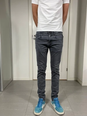 Replay Anbass Jeans  - Säljer nu dessa Replay Anbass Jeans, W31 o L32, skriv för fler bilder/frågor🙌🏼