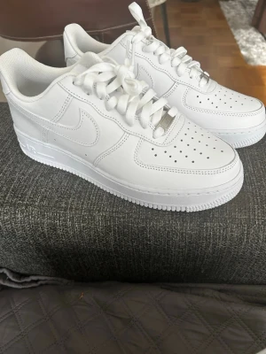 Nike Air Force 1 vita sneakers - Säljer helt oanvända Nike airforce 1 från JD sports! Säljer dem för att dem helt enkelt inte passade mig. Pris kan diskuteras.