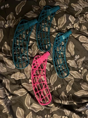 Innebandyblad: AIR ONE - 4 stycken helt oanvända och orörda AIR ONE blad. 3 stycken i färgen blå och 1 i färgen rosa. Butikspris på bladen ligger på 349 kronor. Totalt hade bladen kostat 1396kr men jag säljer dom för 700 kr 