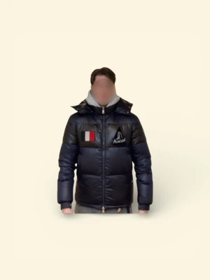 Moncler Jacka - Snygg svart dunjacka från Moncler säljes. Stilren modell med logodetaljer framtill, perfekt för både vardag och kallare dagar. Varm och bekväm med dunfyllning samt huva som enkelt kan tas av och sättas på med knappar beroende på stil och väder. Jackan har dragkedja framtill och praktiska sidofickor med dragkedja. 📏 Storlek: M/L 📍 Skick: Mycket fint skick, sparsamt använd 💰 Pris: 1500kr  Hör av dig vid intresse eller frågor! 📩