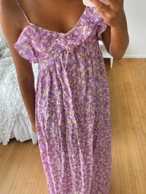 V-ringad Volang Klänning från hm - Slutsåld V-ringad Volang Klänning från hm, använd få gånger och i fint skick, st S🥰