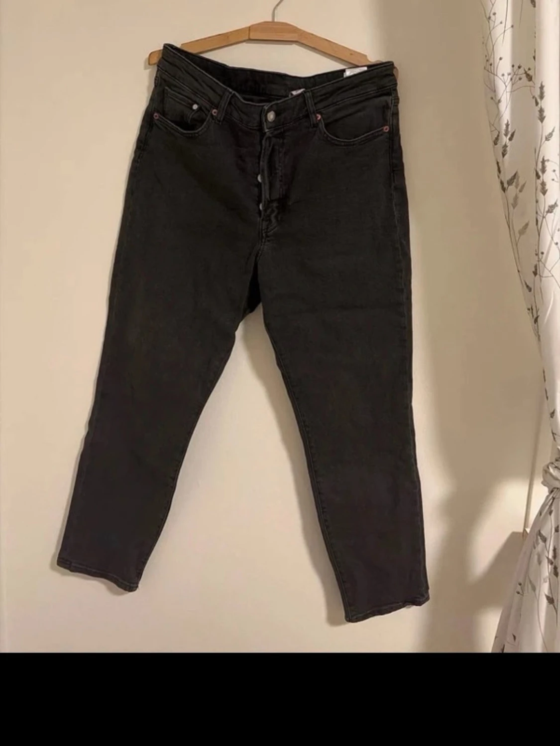 Mörkgråa raka jeans 