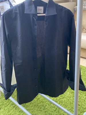 Oscar of Sweden skjorta - Säljer denna riktigt snygga skjorta från Oscar of Sweden perfekt nu till sommaren i riktigt bra skick, inga defekter!