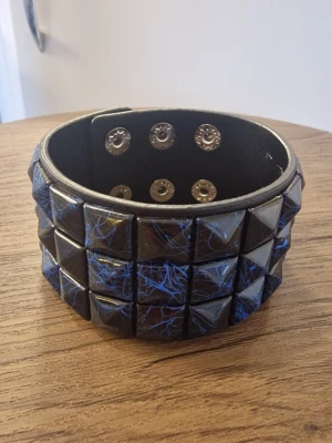 Huanming armband blå - HUANMING PU armband blå. Unisex. 22 cm långt. Bredd 4,4 cm.