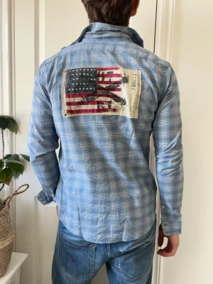 Ralph lauren skjorta unik  - Ralph lauren skjorta unik, Inga defekter! Modellen i bilderna är 180 cm 75 kg och bär Storlek S , Kom med frågor! 🌟 (Kan gå ned i pris vid köp av paket 😉) 