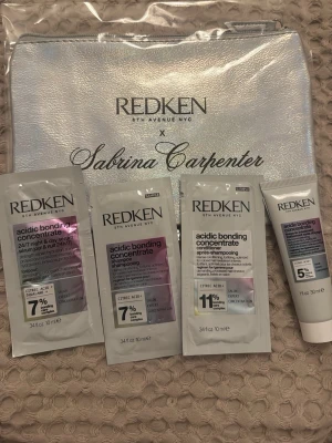 Redken Acidic Bonding Concentrate Kit - Kit med Redken Acidic Bonding Concentrate-produkter i miniformat, inklusive schampo, balsam, leave-in och serum. Kommer i en skimrande necessär med Sabrina Carpenter-design. Perfekt för dig som vill testa hårvård med citronsyra och stärkande egenskaper.