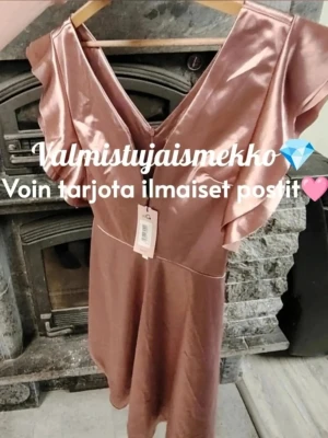 Avslutningsklänning i rosa champagnefärg😍🩷  - Elegant champagnefärgad klänning från Wal G. i glansigt satinliknade material. Klänningen har v-ringning, omlottdesign och volangdetaljer vid ärmarna🥺🩷 Perfekt för speciella tillfällen och ger en lyxig känsla☀️🩷 