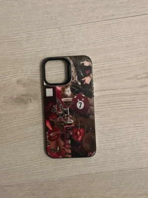 Mobilskal med collage och röda detaljer - Fint mobilskal som jag inte använder längre, bra skick, inga märken på sig eller något annat. Mobilskal är för IPhone 13 Pro Max