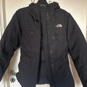 Svart The North Face Jacka - knappt använd, kan behöva tvättas dock då den legat i en flyttkartong i månader, storlek XS sitter som en S.