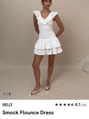 Vit klänning  - Supersöt vit klänning från Nelly. Aldrig använd med prislapp kvar❤️ skriv gärna innan du köper.