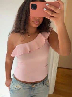 Rosa offshoulder volangtopp - Säljer denna superfina toppen som är offshoulder med volanger🩷