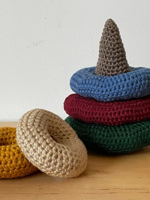 Virkad stapeltorn  - En handgjord virkad stapeltorn med ringar i olika färger. Perfekt för lek och dekoration. Tillverkad i mjukt garn med tydliga färgskiftningar och rund form.