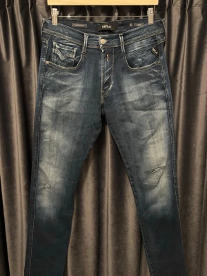 Replay anbass hyperflex  - Replay anbass hyperflex - skick 8,5/10, fint skick! - storlek 31/34 - sjukt fet wash på dessa, samt en liten slitning, mycket snygga jeans! - sköna att bära med tanke på stretchen - hör av er vid frågor🙌