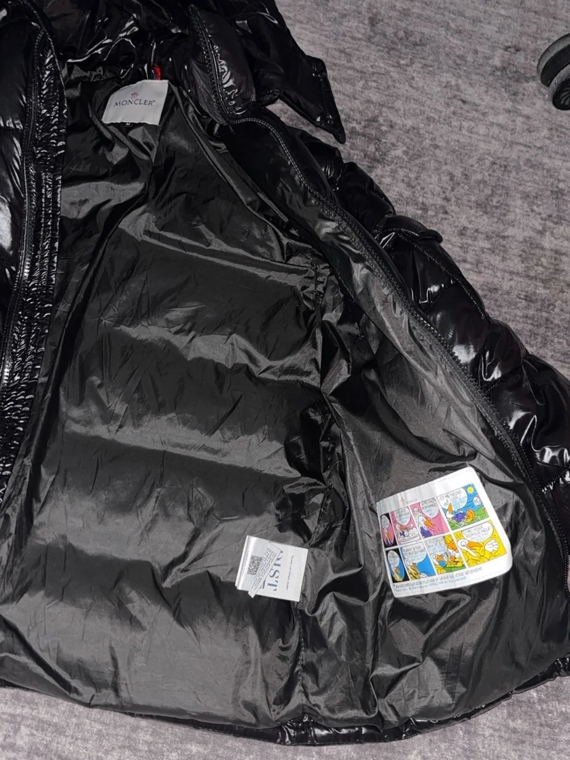 Svart dunjacka med huva från Moncler - 3