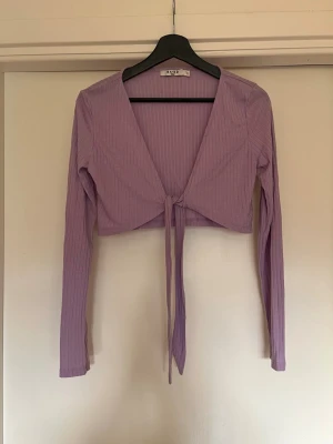 Lila Knyttopp NA-KD - Lila knyttopp i storlek S från nakd. Mjuk och skön i tyget. Använd 2 gånger. Inga fläckar eller skavanker. 