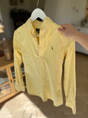 Ralph Lauren skjorta gul - Säljer denna riktigt feta Ralph Lauren skjorta perfekt till sommaren☀️✨|Storlek XS| HELT NY: 9,5/10🍃Pris är ALLTID diskuterbart😊Passa på😉