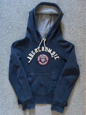 Vintage Abercrombie & Fitch Hoodie - Mycket snygg hoodie | Storlek S | Bra skick, se bilder, hål och fläckar på båda armarna | Modell 175cm, 68kg