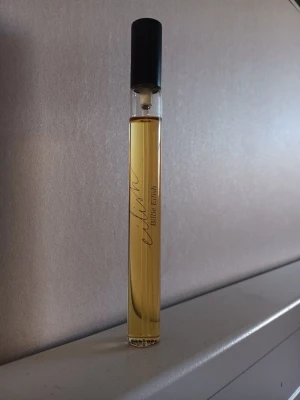  Billie Eilish Parfym - Äkta Billie Eilish No. 1 (10 ml). Batch-kod 24078St finns på både flaska och kartong. Doftar vanilj och kakao!"😍❤️ Använd lite.         💰140 kr + frakt