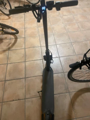 Svart elscooter med digital display - Elsparkcykel i svart med digital display på styret och handbroms. Utrustad med gummihandtag och bred fotplatta. Perfekt för att ta sig fram snabbt i stan. Laddas enkel och har minimalistisk design. Tophastighet 40 räckvidd 70