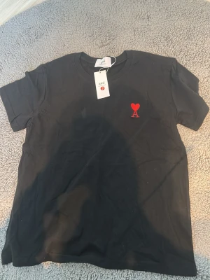 Ami t-shirt - Svart ami t-shirt. Passar för dig som vill inte sticka ut särskilt mycket men fortfarande se stilig ut