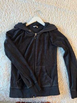 Mörkgrå/svart hoodie med dragkedja🖤 - Mysig mörkgrå hoodie med dragkedja framtill och två fickor. Pris kan såklart diskuteras🤍🤍