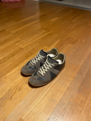 Maison Margiela GAT - Säljer mina navy gats har haft de i ett år ungefär så de är lite slitna men inte mycket. Om du har några funderingar kring pris eller skorna är de bara att skriva