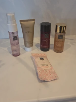 Rituals produkter - Säljer mini Rituals-produkter i ett paket. Bodymisten från Rituals of sakura är använd (se bild), hair- and bodybaren och Conditioner (20ml) är oanvänd. Oljorna (30ml) enbart testat. 🌸