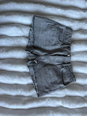 Grå jeansshorts!!!😍😍 - Säljer dessa snygga shortsen!!😍 De är low waisted och har lite slitningar vid ”benet”💕 De är från 157 men två gånger💕