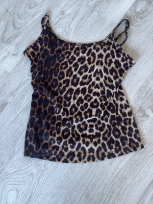 Leopardmönstrat linne från SHEIN - Säljer ett leopardmönstrat linne från SHEIN. Linnet är väldigt mjukt och har inte använts så mycket💝Kolla in min profil för fler fina och trendiga plagg!