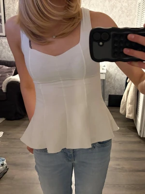 topp med volang  - jättefin, köpt på gina young tyvärr klippt bort lappen men passar mig som är en xs 