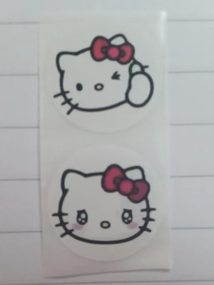 Hello Kitty klistermärken - Två runda klistermärken med Hello Kitty-motiv. Båda för 20 kr.
