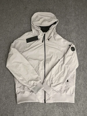 Ljusgrå company jacka  - Helt ny. Storlek M. Skön material. 