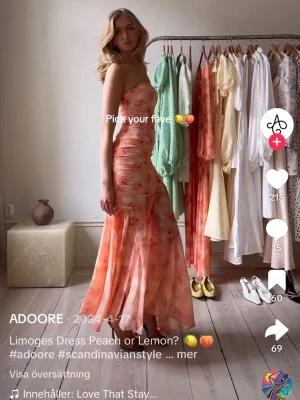 SÖKER !!!! Peachfärgad maxiklänning från Adoore - Söker i storlek 32/34