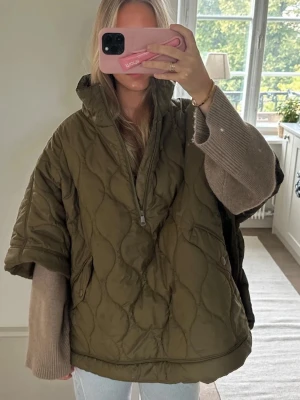 Vadderad poncho - Storlek XS från H&M!! Skickas inom en vecka 