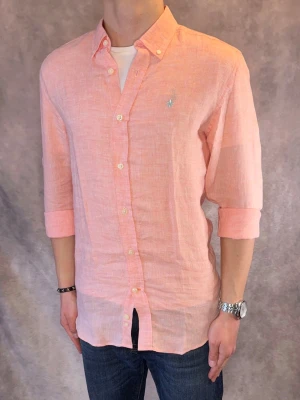 Aprikos Morris Linneskjorta - Stl S - Riktig snygg Morris Linneskjorta i aprikos, perfekt till sommaren som närmar sig! 🏖️🌊 | Mycket bra skick: 9,5/10, utan defekter! | Stl: S |  Modellen är 177cm och väger 75kg, sitter grymt | Hör av dig vid frågor // Galgen 🫡 