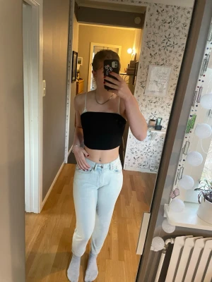 Ljusblå Mom jeans  - Fina ljusblå, nästan vita mom jeans. Sitter rätt tight på mig men väldigt skönt jeans material, knappt använda o har faktiskt fungerande fickor både fram och bak!