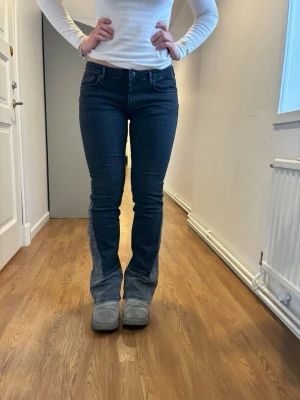 Svarta + gråa bootcut jeans - Dessa svarta jeans har även lite grått i sig😍Skulle säga att de är low/midwaist. Måtten är: innerbenslängd - 85 cm, midja 80 cm och lårvidd - ca 46 cm💙