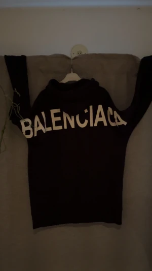 Hoodie  - Storlek M, skriv om ni har frågor 