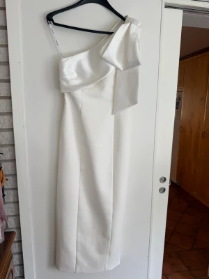 Vit klänning - Från ASOS- Forever New. Strl 38, passar 36 (liten i strl). Använd 1 gång. Nypris ca 1400.
