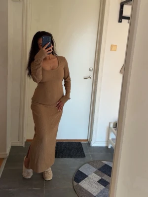 Klänning  - Har aldrig använt den här klänningen och måste tyvärr sälja den eftersom att jag håller på och rensar hela min garderob 