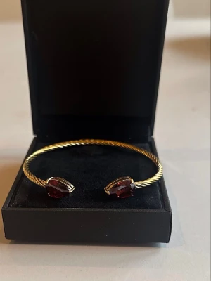 Kristal armband  - Armbandet  är aldrig använd och 100 % rost- och nickelfri. Den är justerbar och passar därför alla! Hör gärna av dig om du har några frågor ☺️