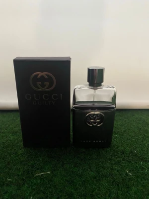 Gucci Guilty Pour Homme EdT 50ml - Gucci Guilty Pour Homme Eau de Toilette,  . En ikonisk herrdoft i snygg flaska, perfekt för dig som vill sticka ut med stil. Passar dig som gillar exklusiva märken och vill ha något extra i din samling. 50 ml från början men runt 30 ml kvar😊